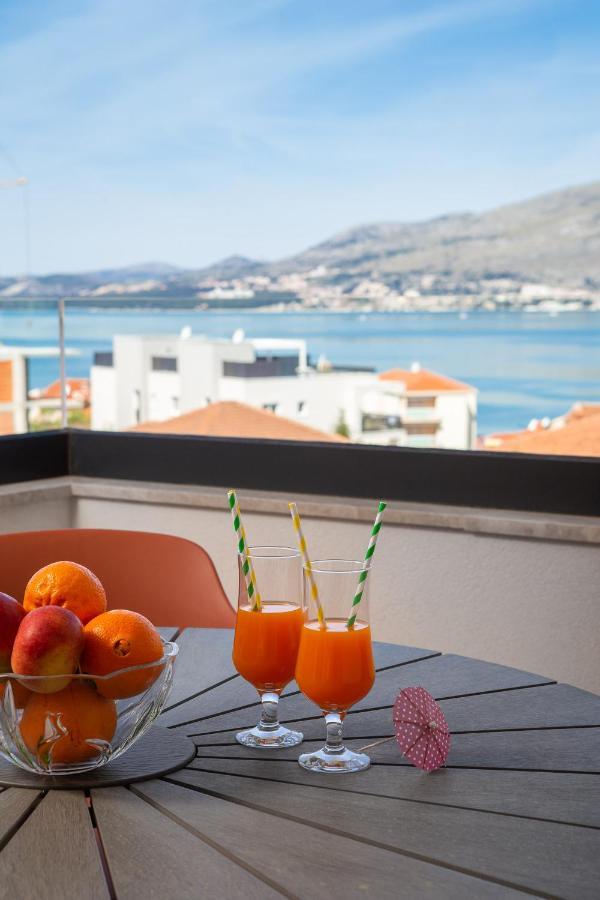 Apartment Alegria In Okrug With Heated Pool, Sea View, Jacuzzi, Wifi Trogir Exterior foto