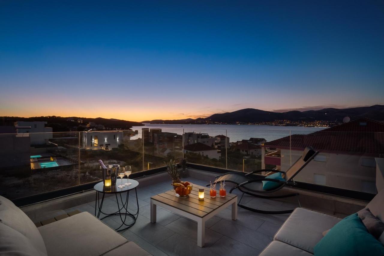 Apartment Alegria In Okrug With Heated Pool, Sea View, Jacuzzi, Wifi Trogir Exterior foto